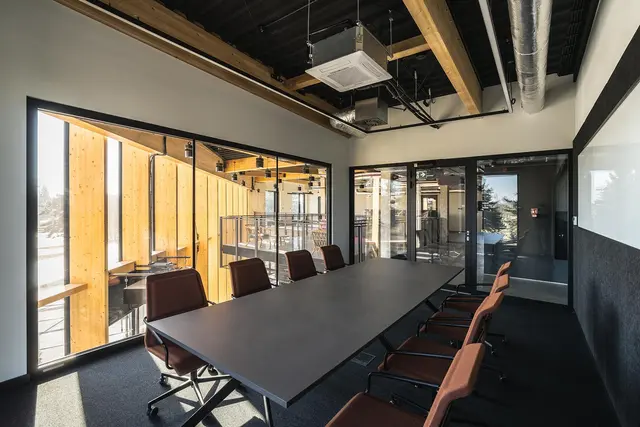 Dla kogo coworking sprawdzi się najlepiej? Freelancerzy, startupy, zespoły