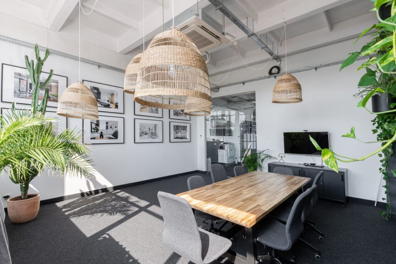 Wynajem sali konferencyjnej w Poznaniu – kiedy to lepsze niż własne biuro